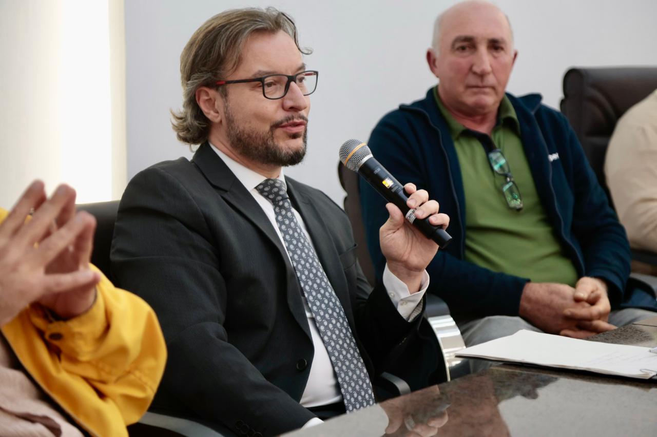 A foto mostra o juiz Charles discursando