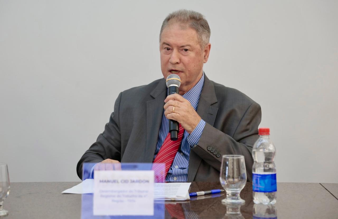 A imagem mostra o desembargador Manuel Cid Jardon discursando