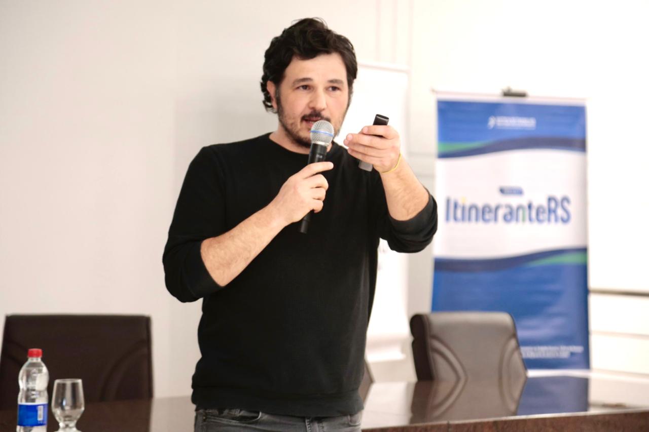 A foto mostra Zan em primeiro plano