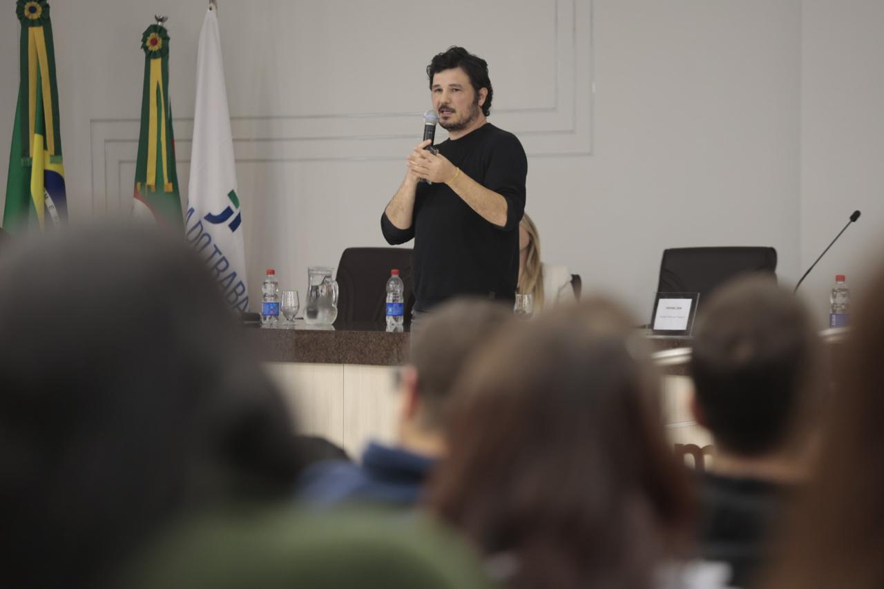 A foto mostra auditor fiscal Rafael Zan ao fundo.