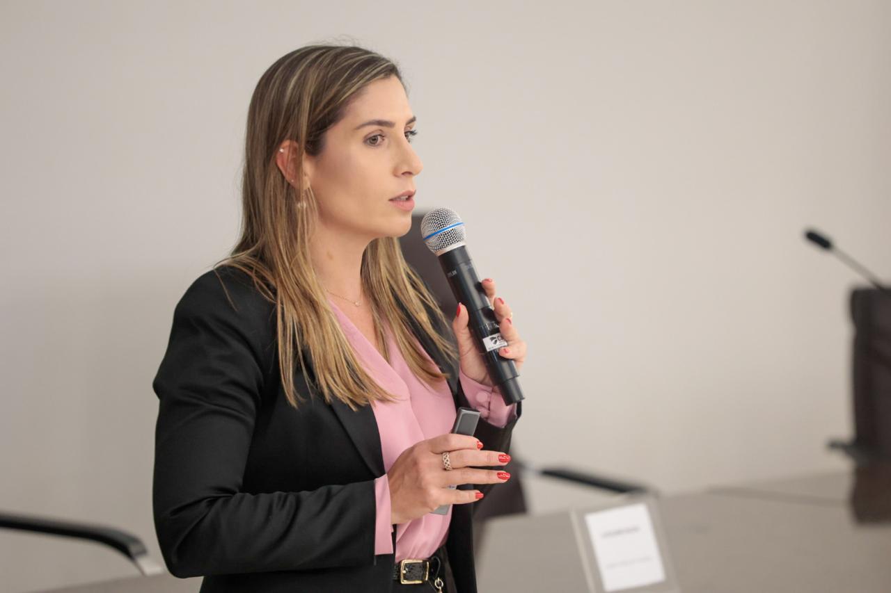 A foto mostra Franciele em primeiro plano