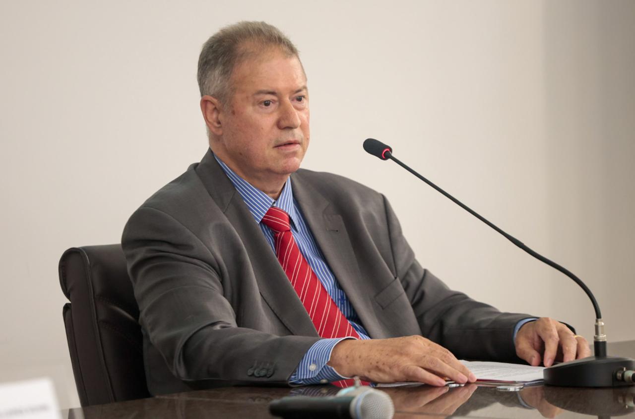 A foto mostra o desembargador Jardon palestrando.