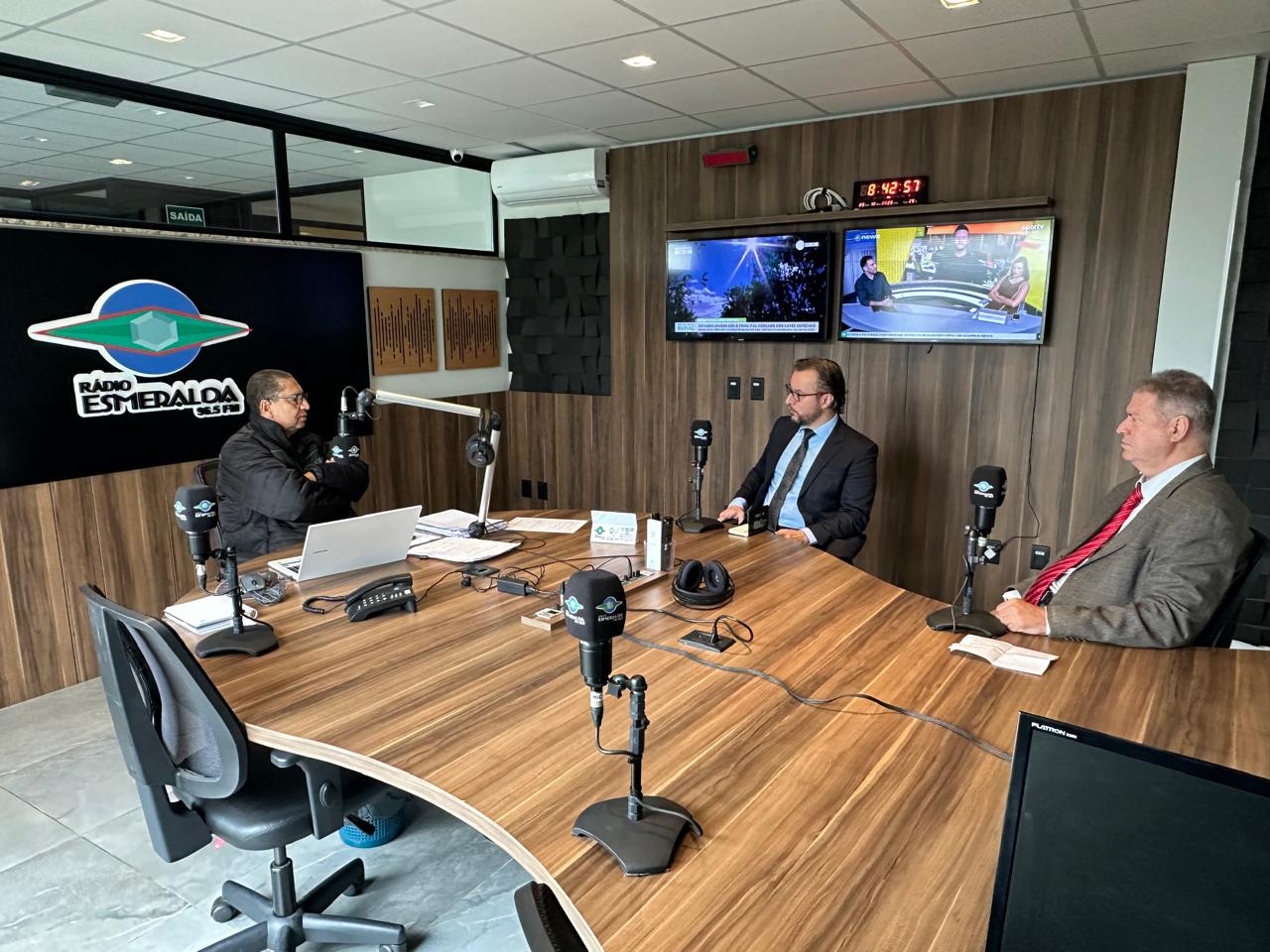 A foto mostra entrevista na Rádio Esmeralda.