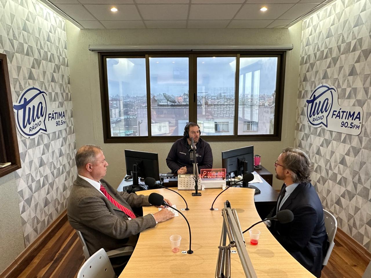 A foto mostra entrevista na Rádio Fátima.