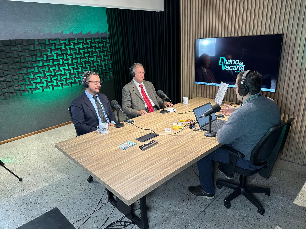 A foto mostra entrevista no Diário de Vacaria.