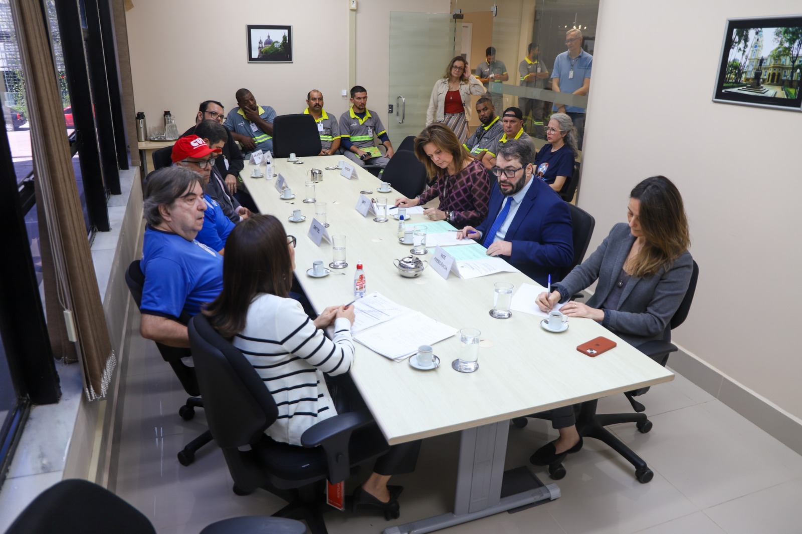 A foto mostra a mesa de negociação de mediação.