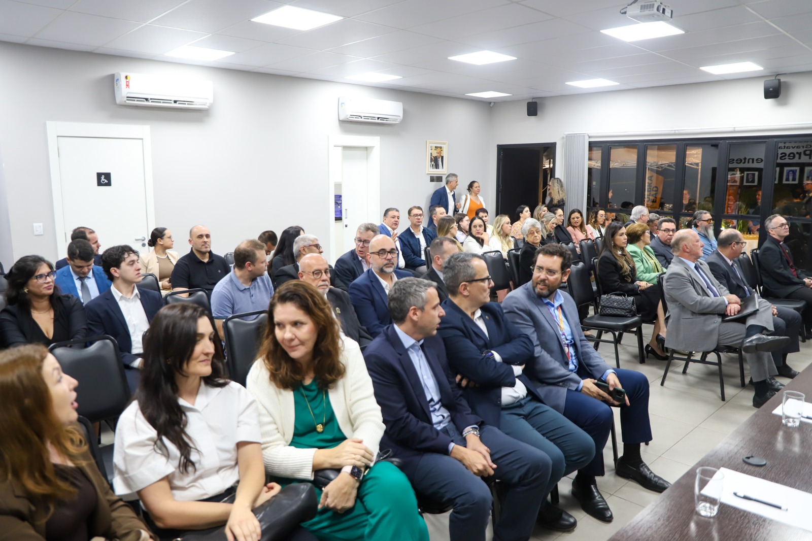 A foto mostra parte do público.