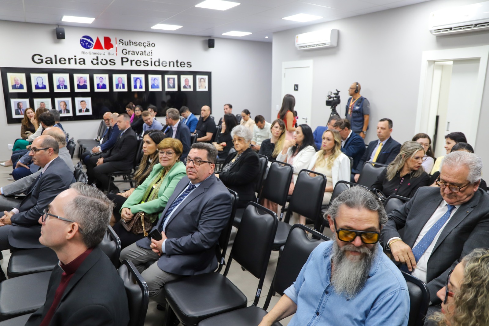 A foto mostra parte do público do evento.