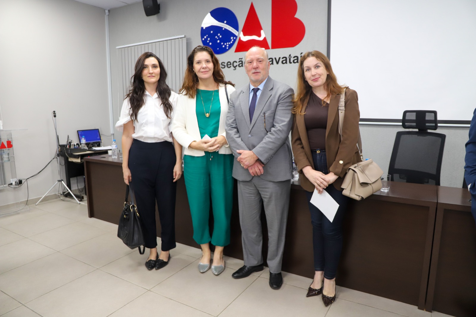 A foto mostra martins costa com juízas.