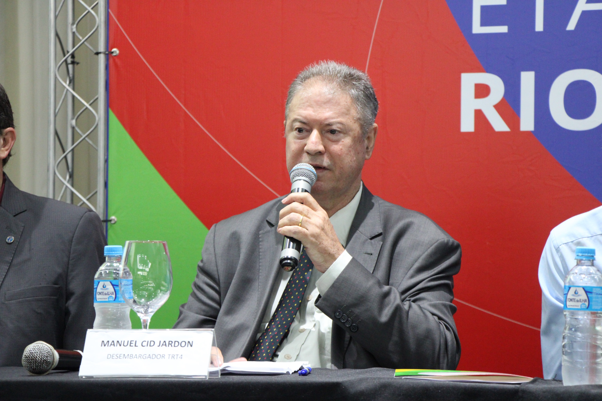 A foto mostra o des. Jardon discursando.