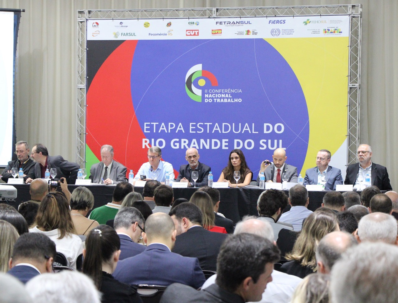 A foto mostra a mesa de autoridades do evento.