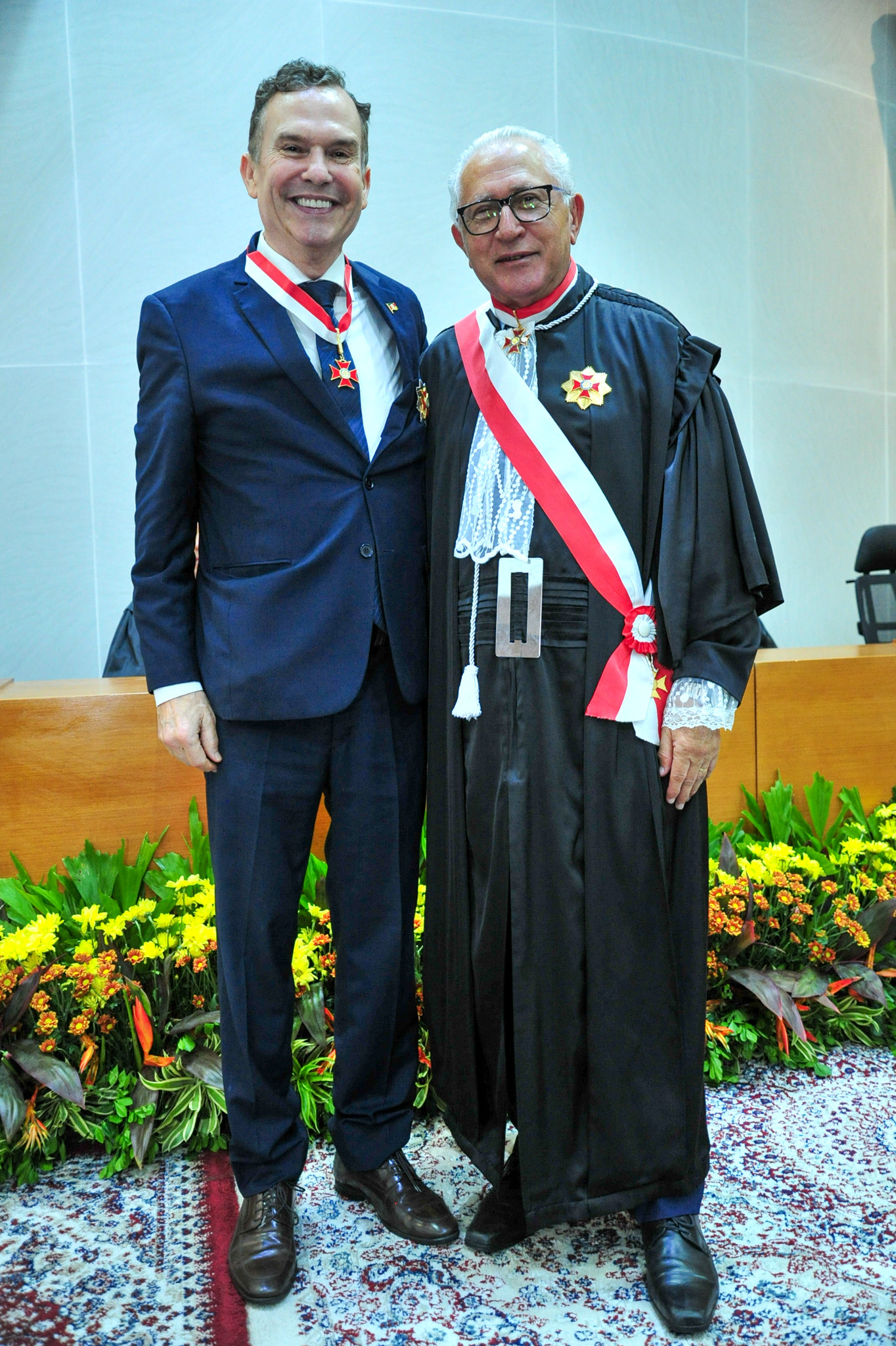 Foto do des. Clovis sendo homenageado.