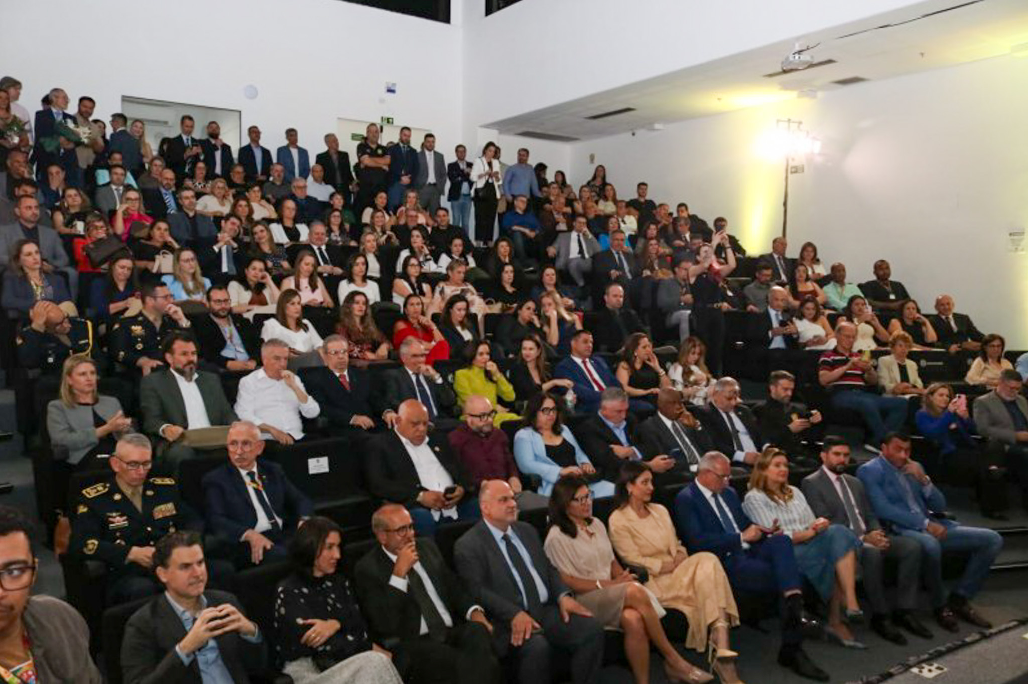 A foto mostra as pessoas na plateia.