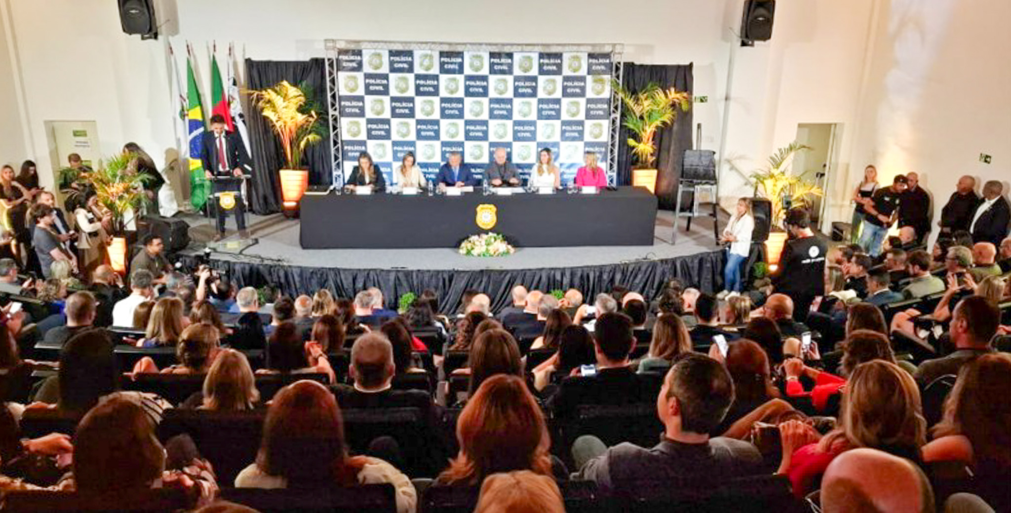 Foto aberta da cerimônia de posse.