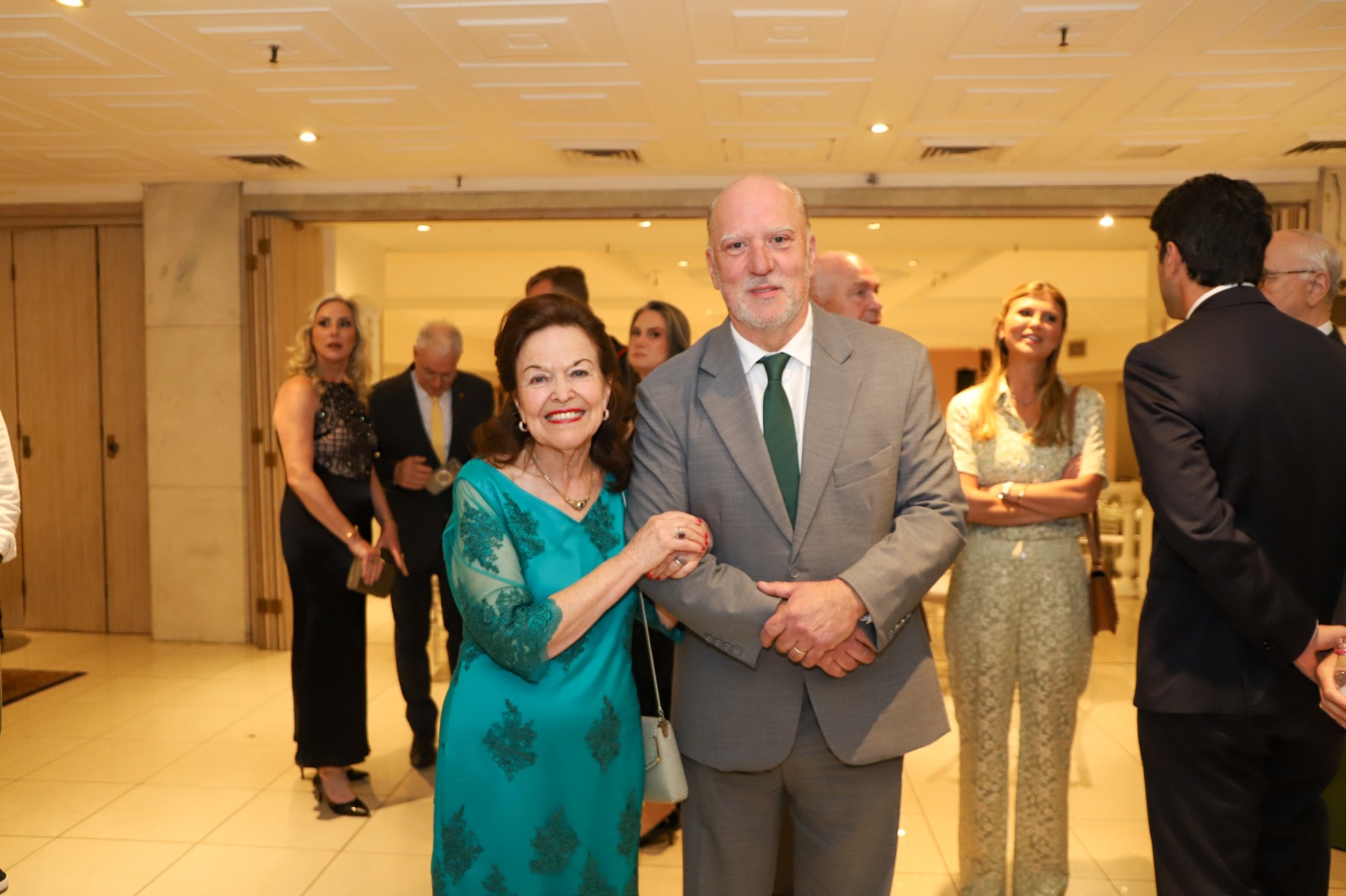 A foto mostra o presidente Martins Costa e a presidente Sulamita.