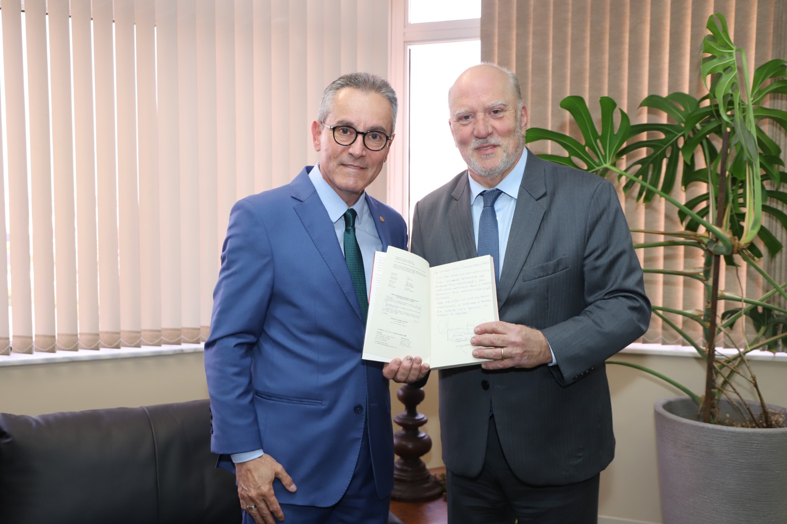 Entrega de livro Amilcar para Martins Costa