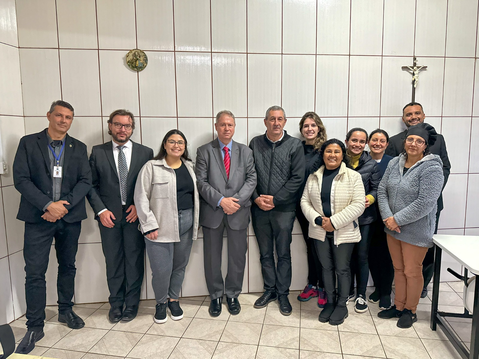  foto  mostra comitiva do trt e voluntários