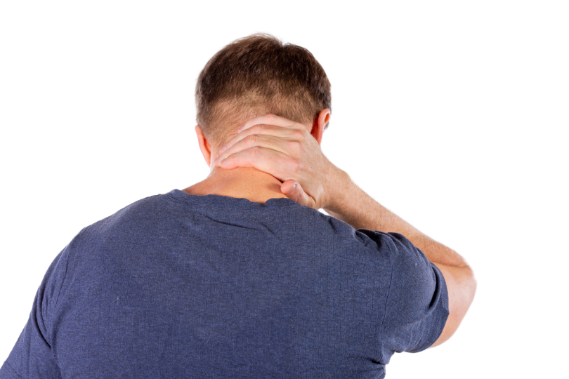 Homem põe a mão no pescoço para aliviar a dor. Ele está de costas, tem a pele e cabelo claros e usa camiseta azul.