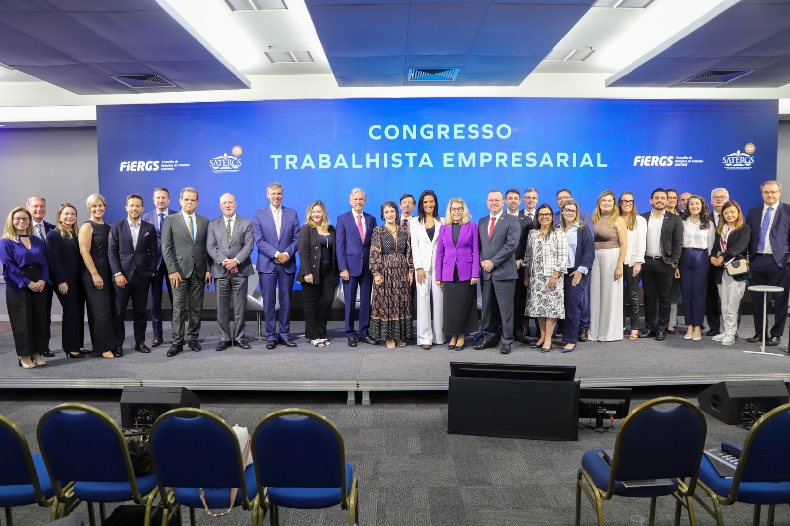 Foto coletiva dos participantes.