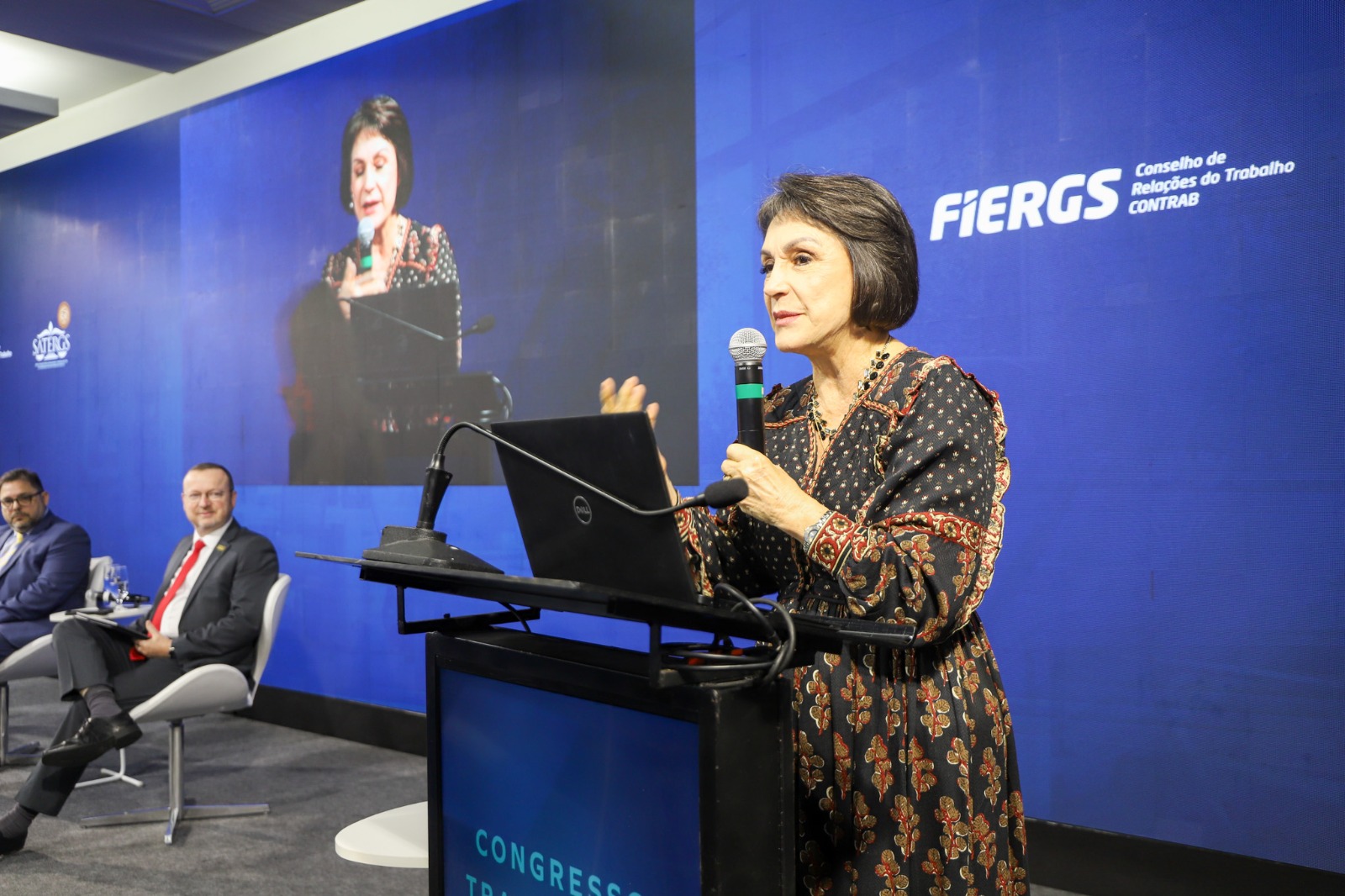 A foto mostra a ministra peduzzi