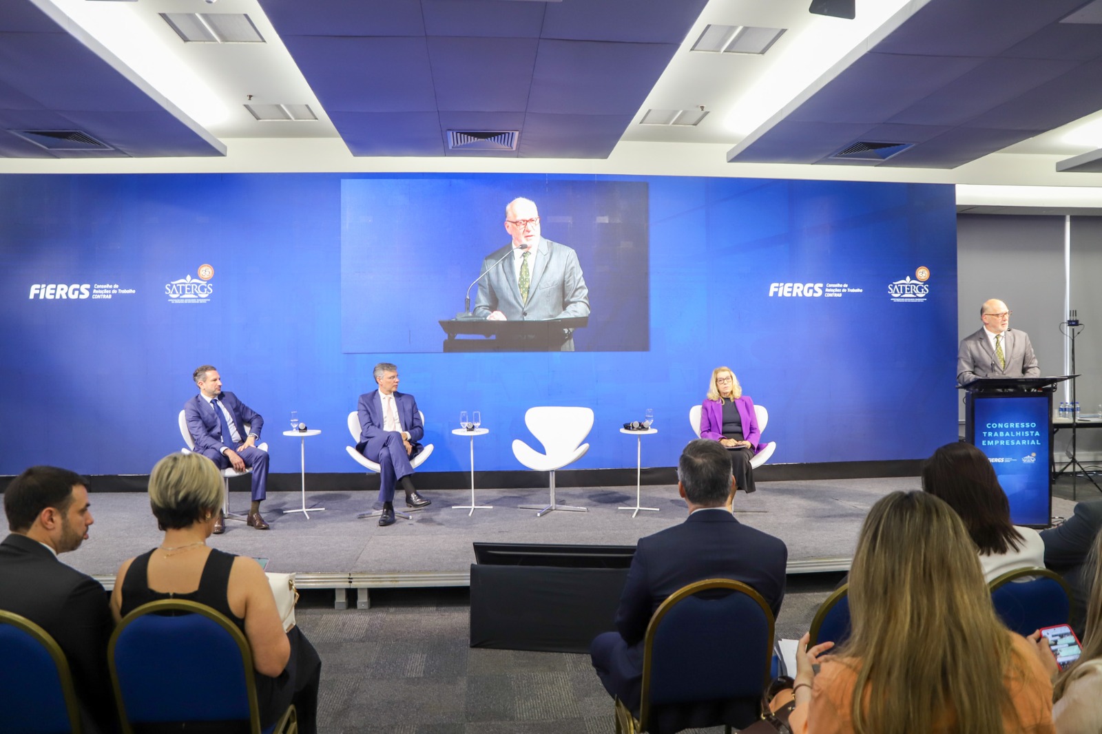 A foto mostra martins costa de fundo