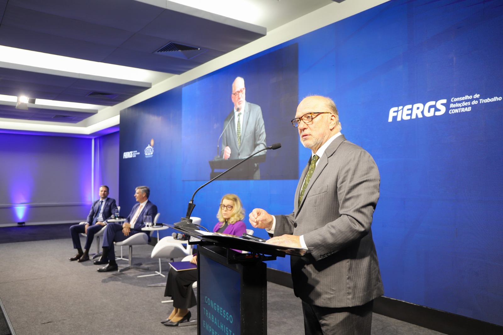 A foto mostra martins costa discursando