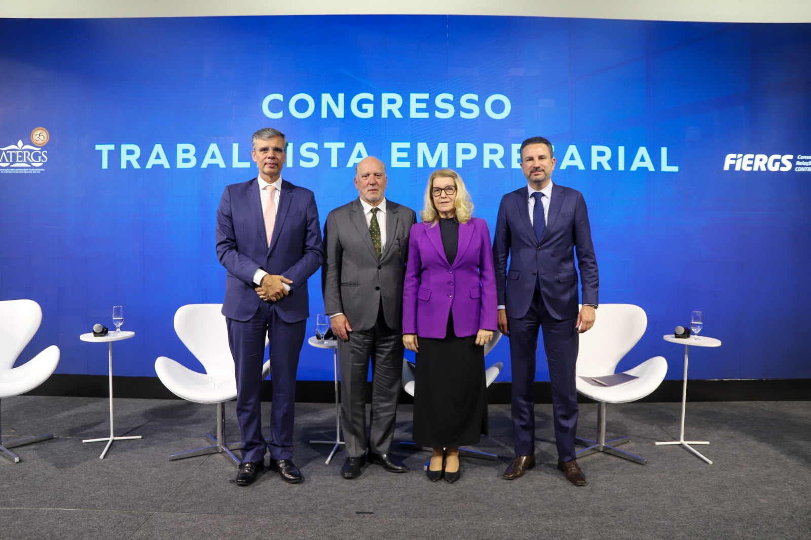 A foto mostra martins costa com painelistas. 