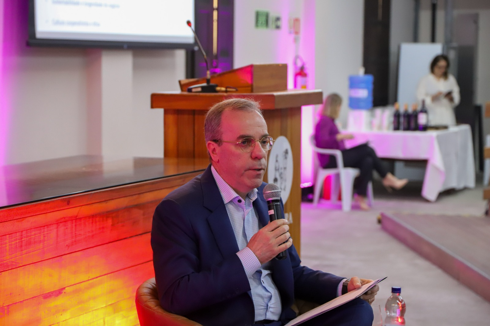 A foto mostra o advogado luiz henrique.