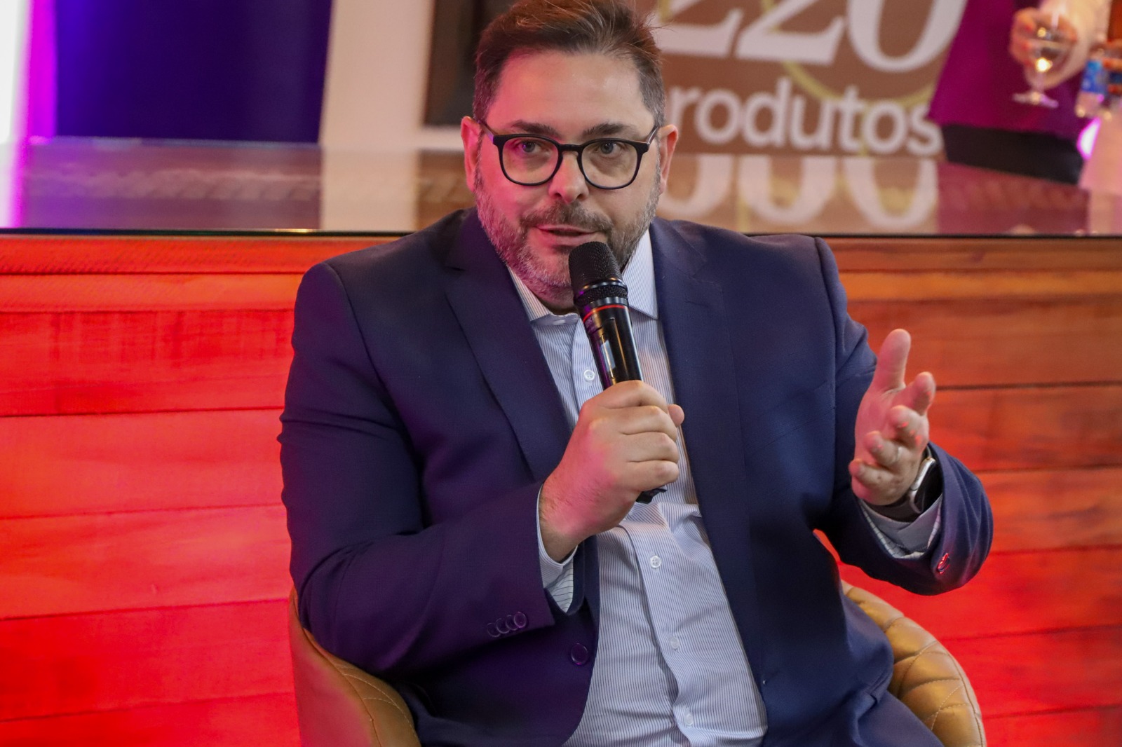 A foto mostra o advogado Camilo discursando.