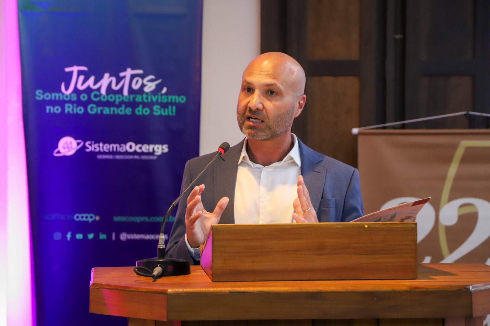 A foto mostra o des. Fabiano discursando.