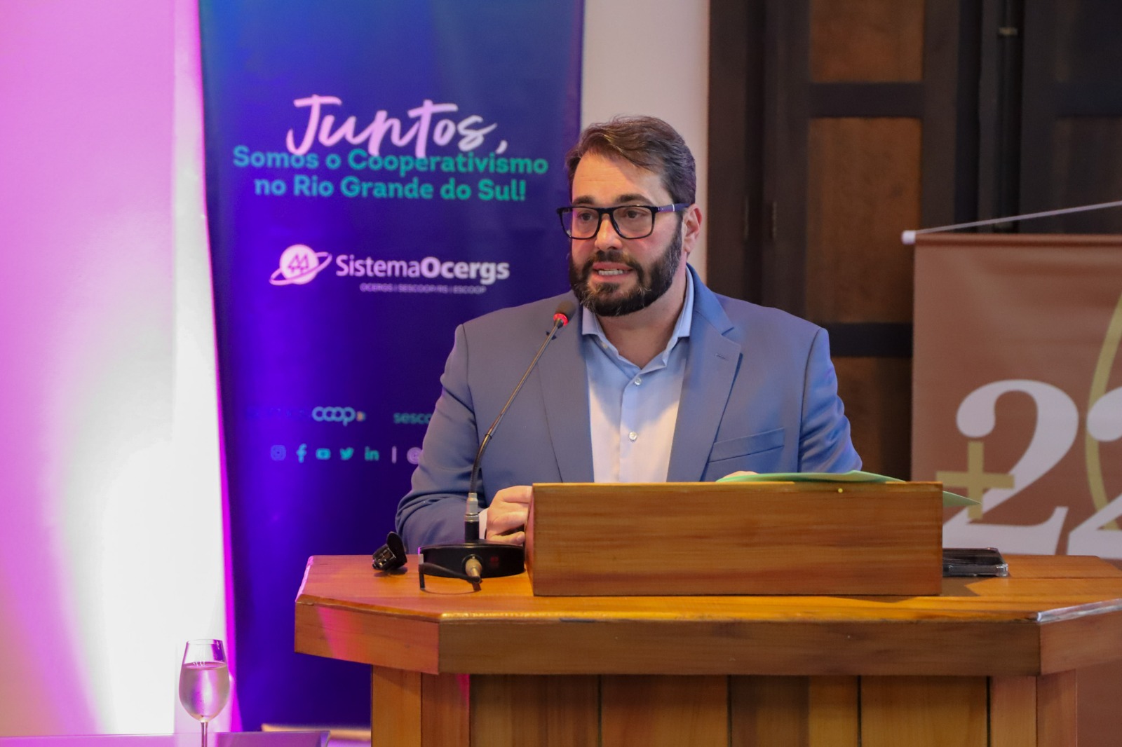 A foto mostra o des. Alexandre discursando. 