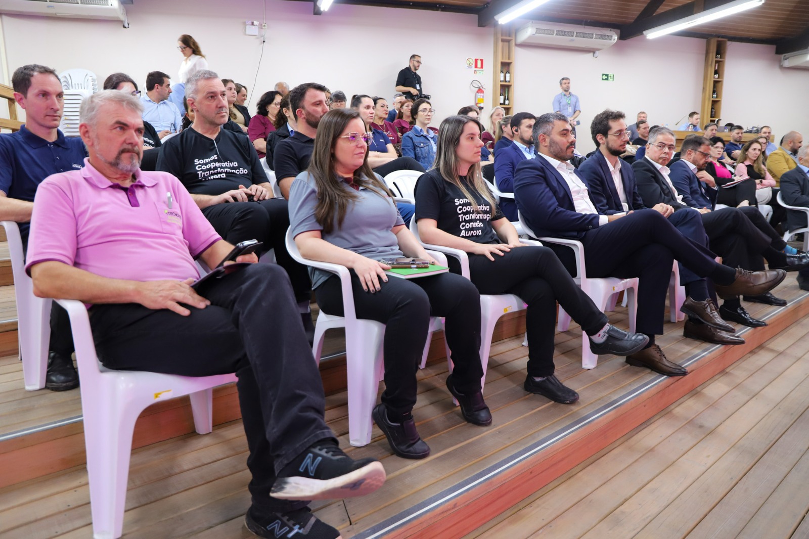 A foto mostra o público no evento.
