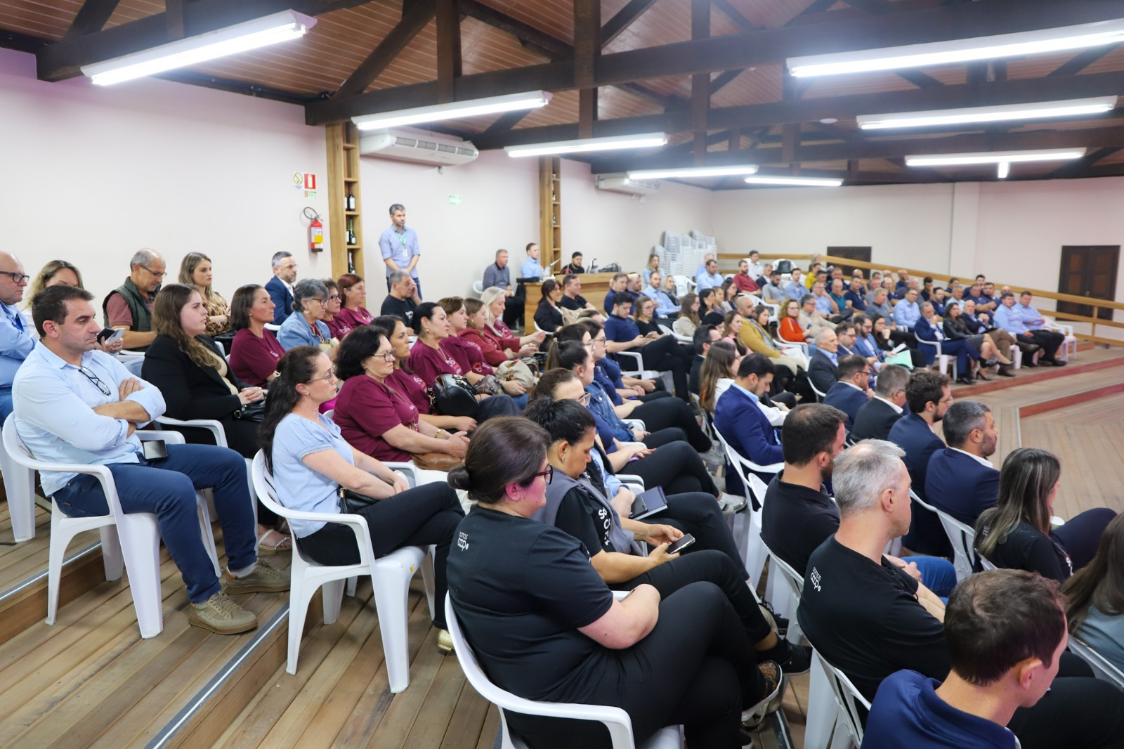 A foto mostra mais público.