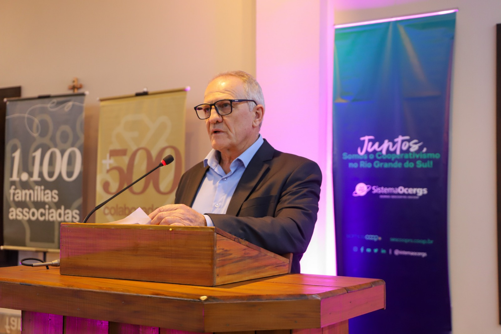 A foto mostra o presidente da aurora discursando.