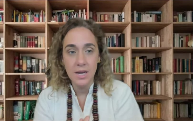 Tela de computador mostra a juíza Maria Odete é uma mulher de pele clara, com cerca de 45 anos, magra e de cabelos loiros e crespos.