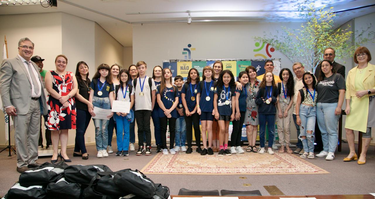 Foto dos alnos premiados em 2024