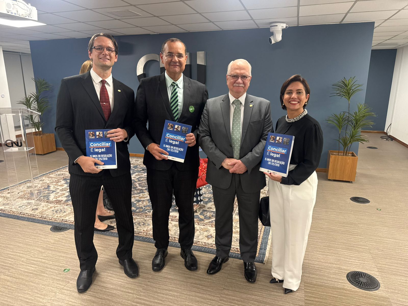 Fabrício Luckmann com o livro 