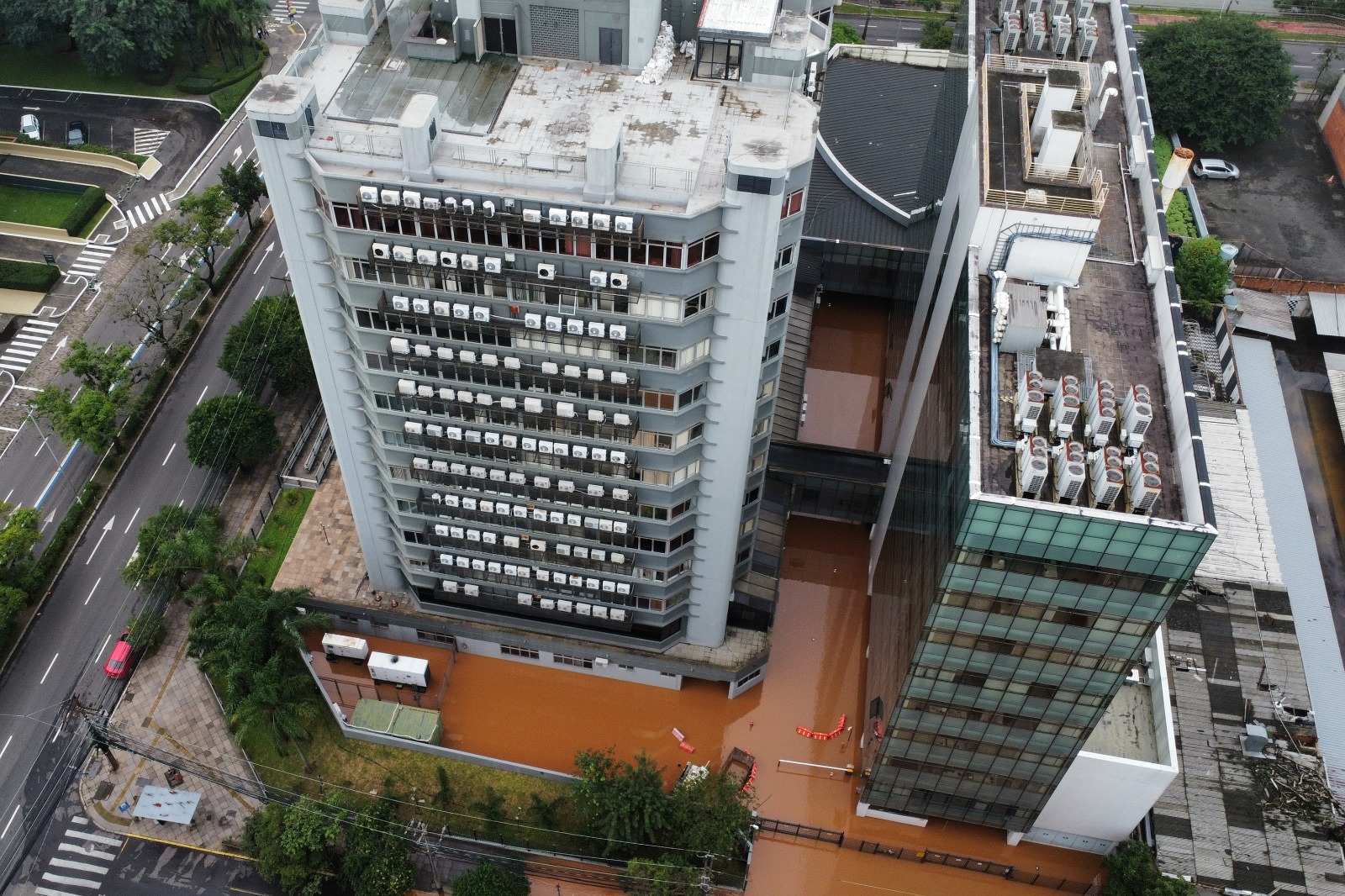 Foto aérea do Prédio-Sede e do Prédio Administrativo do Tribunal. Na esquerda aparece a avenida Ipiranga. Os espaços entre os edifícios aparecem tomados pela água marrom da enchente.