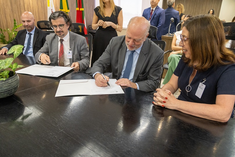 Des. Martins Costa assinando documento