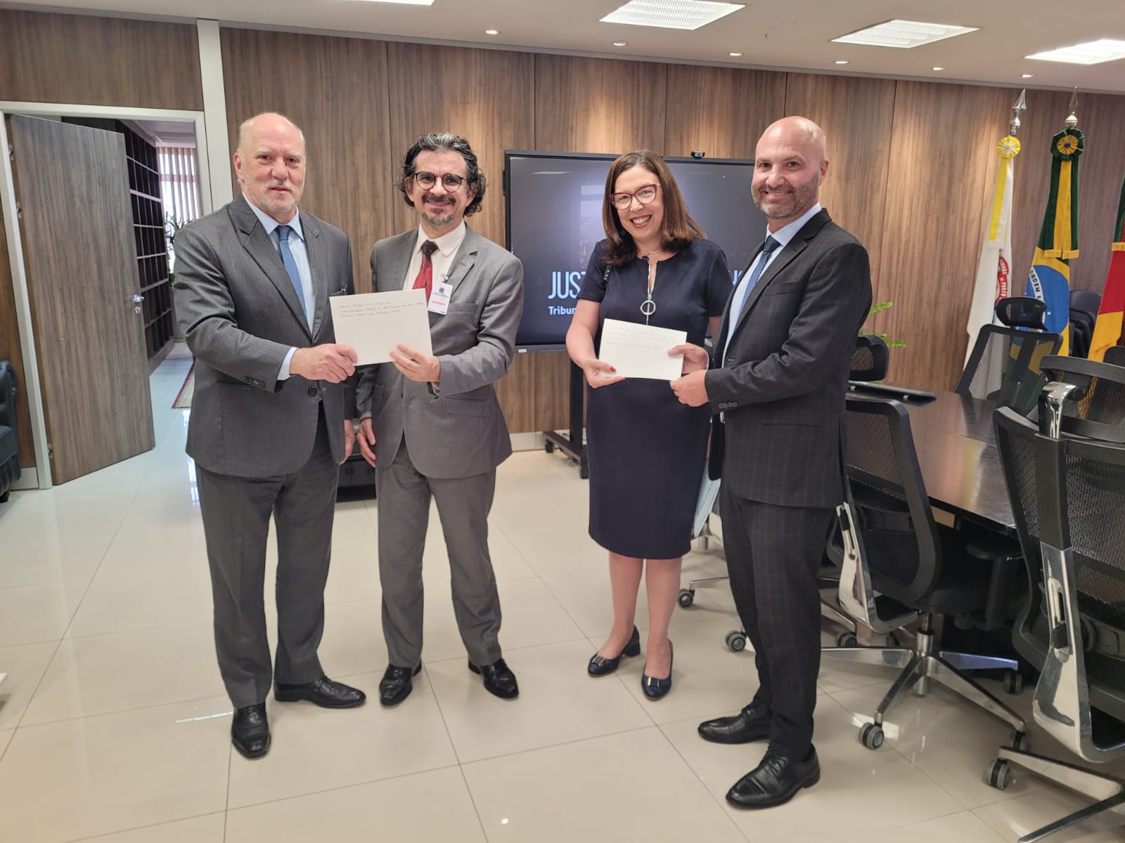 UFRGS - Vice-reitor Pedro de Almeida Costa e professora Ana Paula Motta Costa, com os desembargadores Ricardo Martins Costa e Fabiano Beserra.