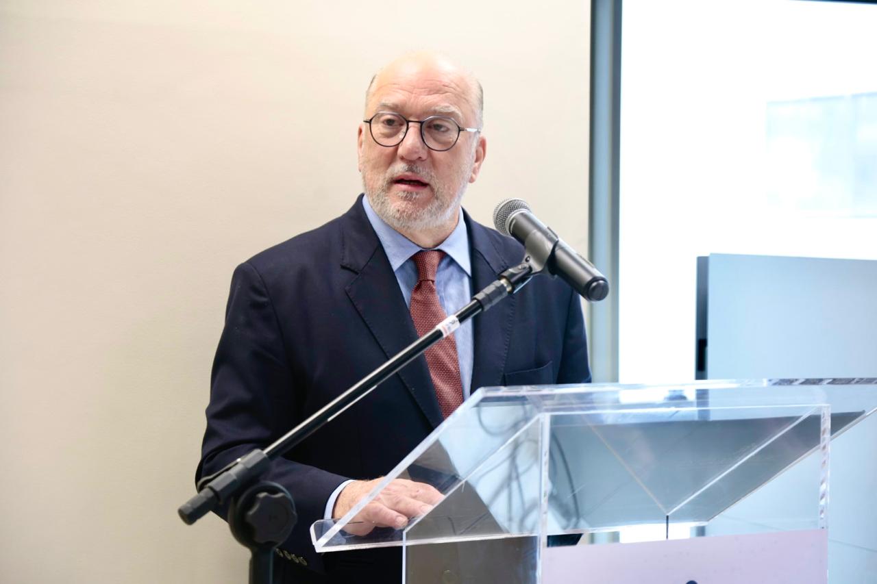 A foto mostra o des. Martins Costa discursando.