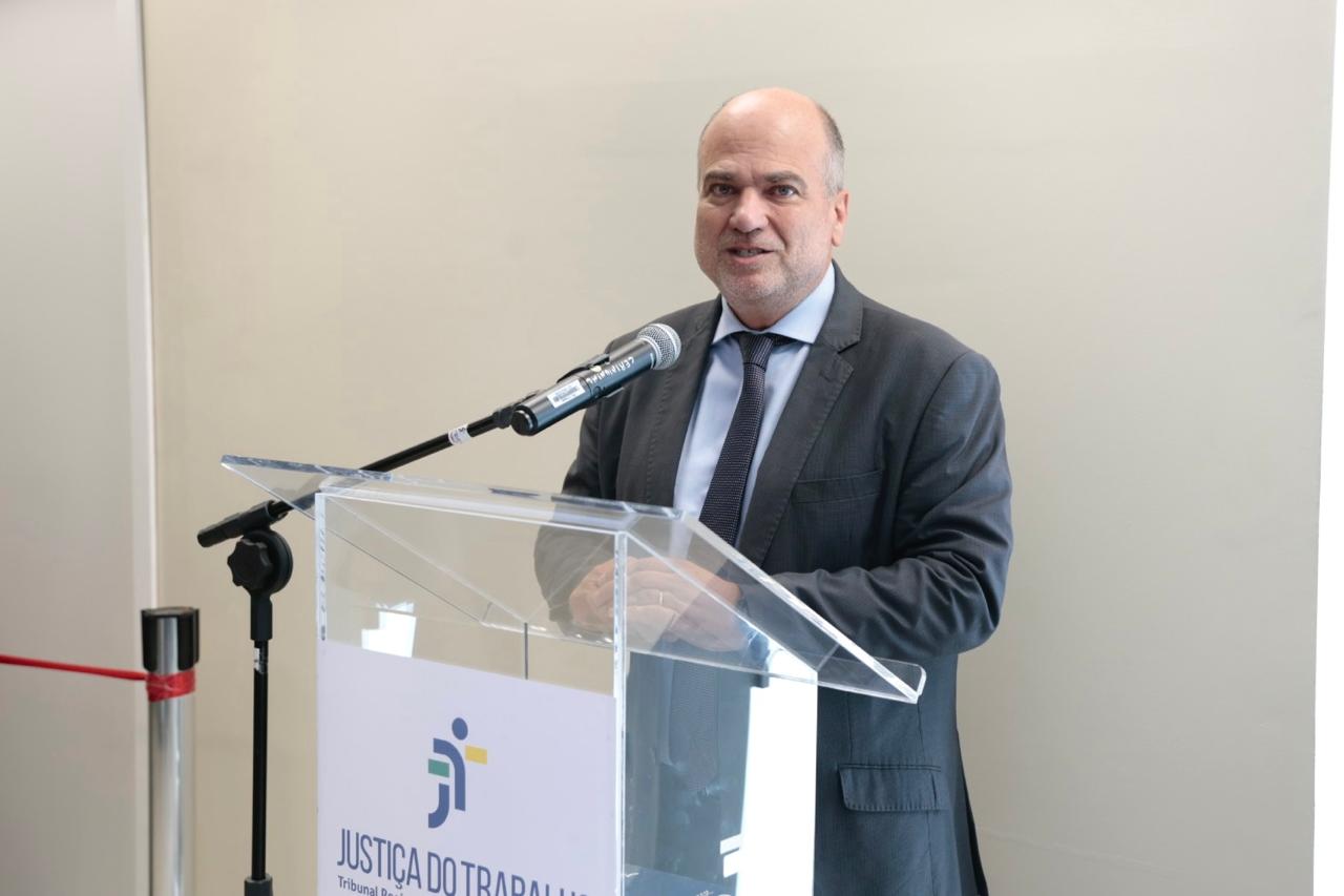 A foto mostra des. lucena discursando.