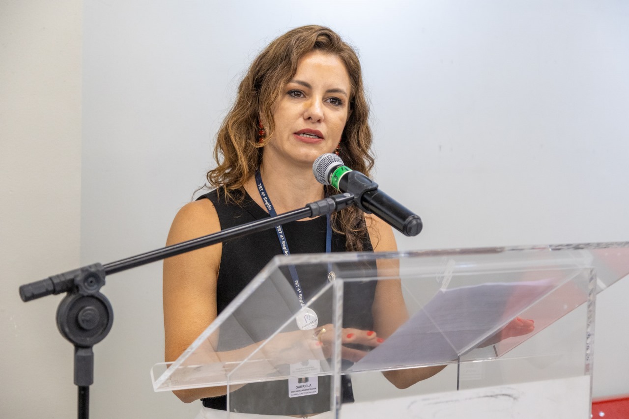 Foto Gabriela discursando.