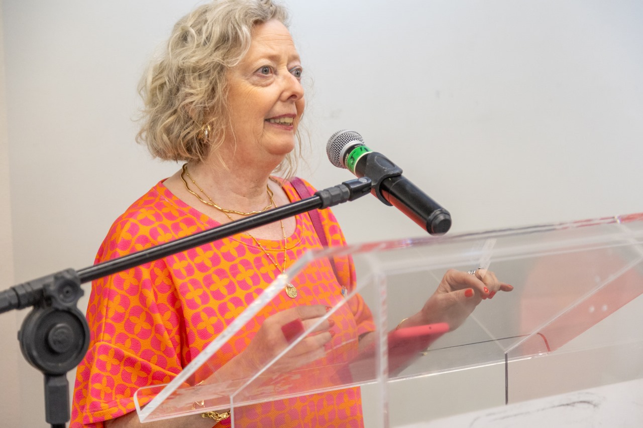 Foto mulher discursando.