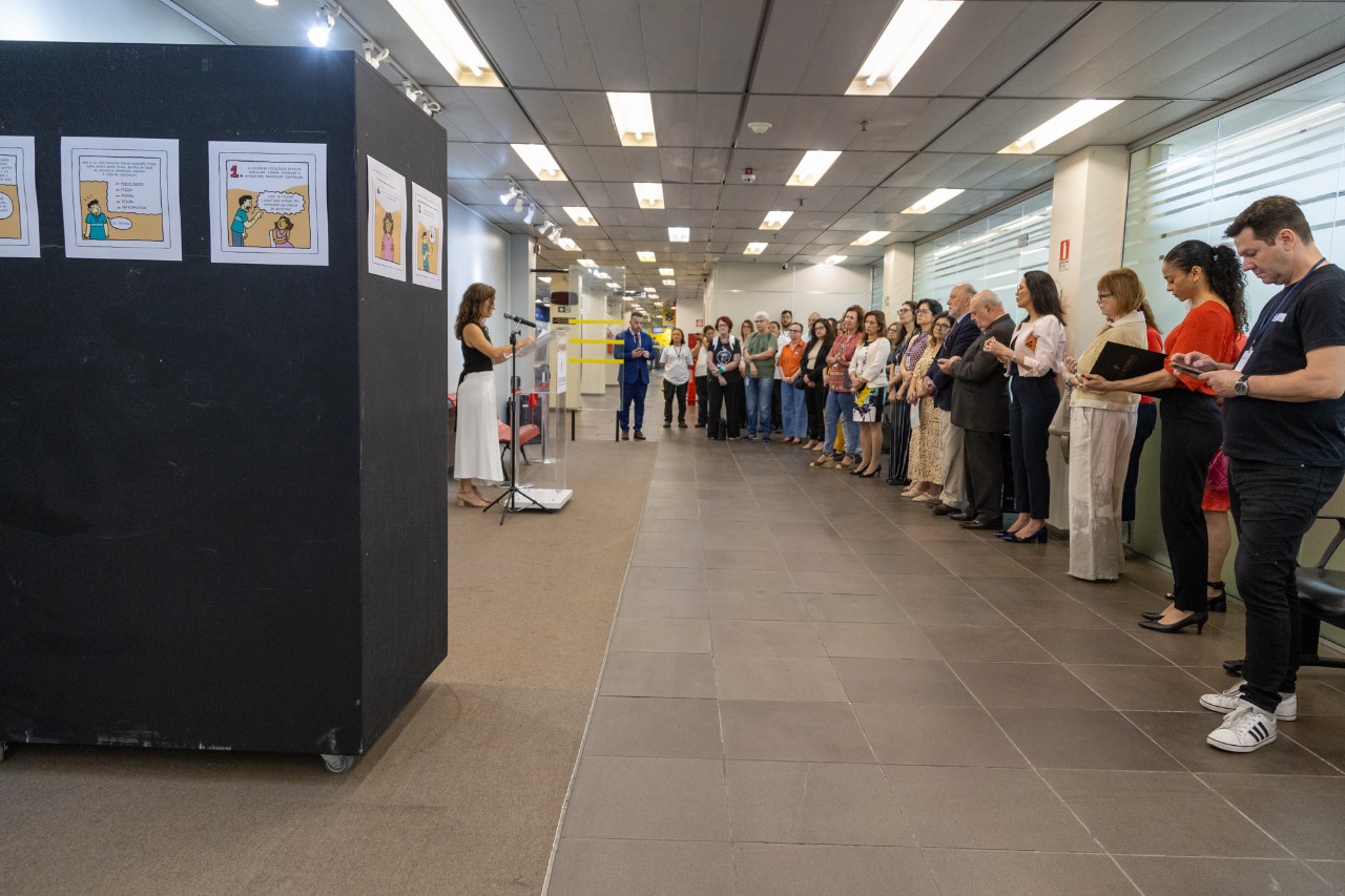Foto mostra Exposição e público.