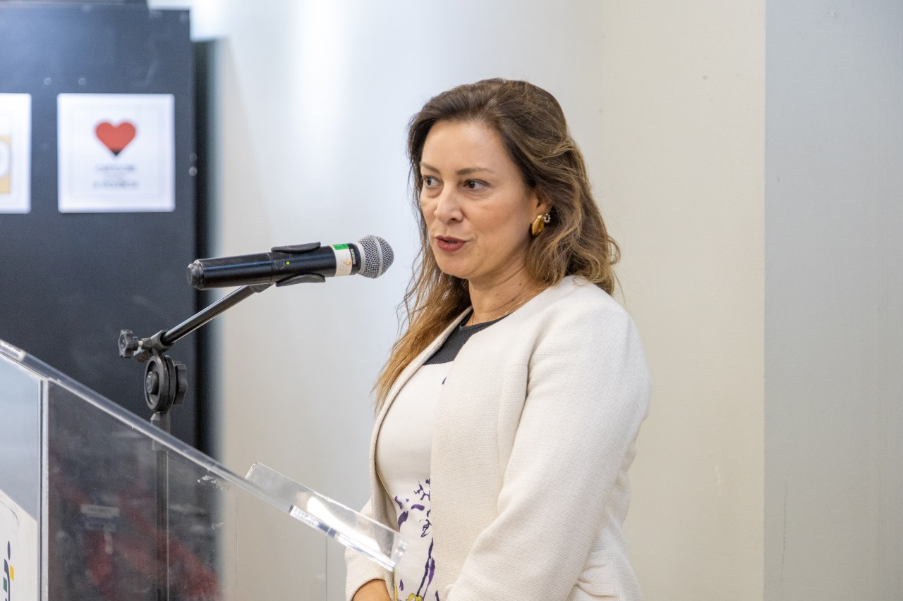 Foto da juíza discursando.