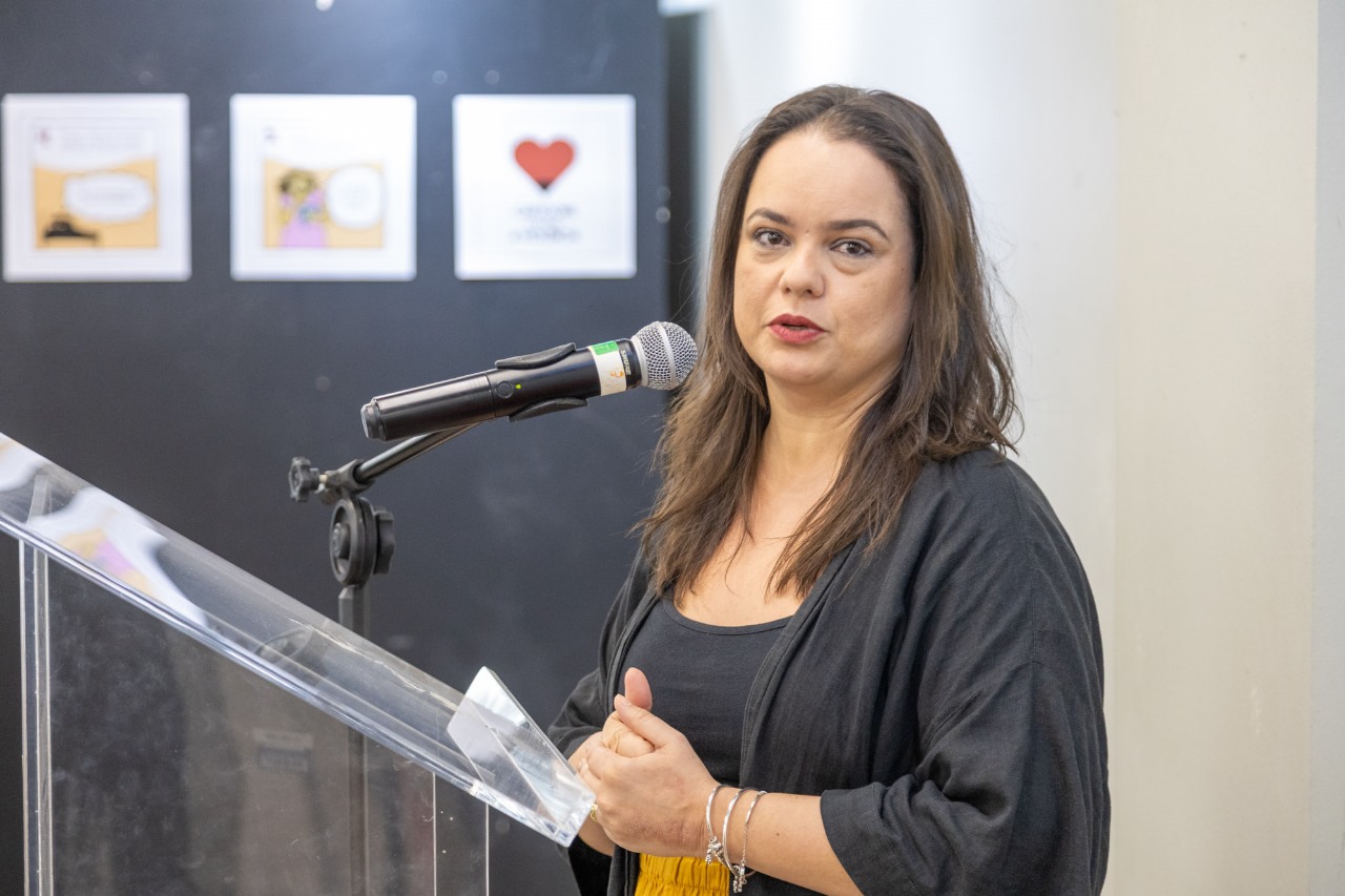 foto caroline anversa discursando