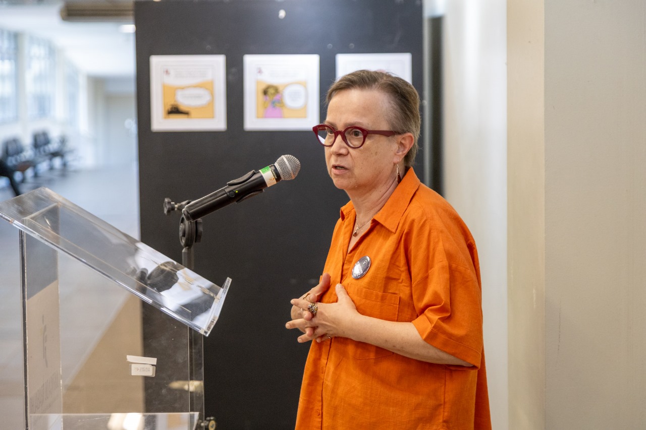 Foto mulher discursando.