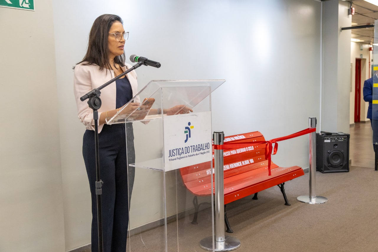 Foto marcia discursando.