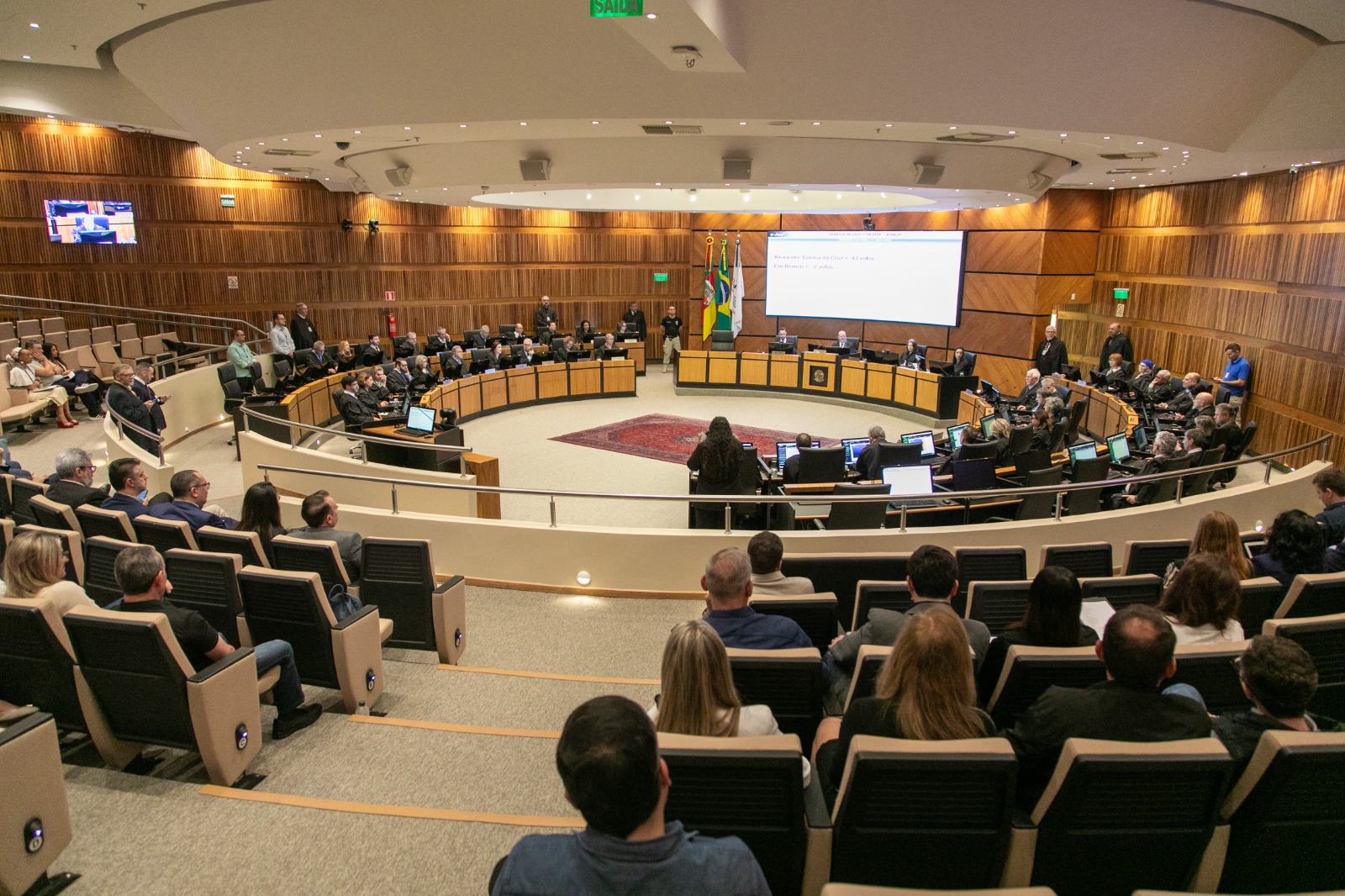 Fotografia do Tribunal pleno na nave do plenário